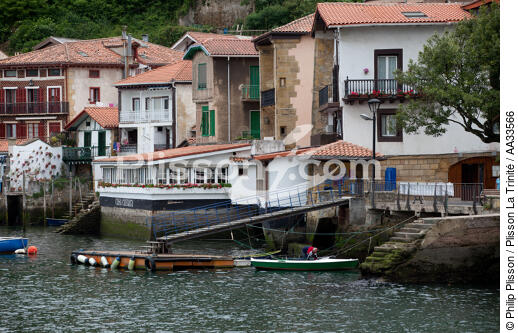 Dans le goulet de Pasajes - © Philip Plisson / Plisson La Trinité / AA33566 - Nos reportages photos - Ville [Pays Basque]