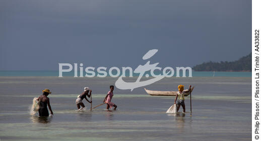 Sainte-Marie island - © Philip Plisson / Plisson La Trinité / AA33822 - Photo Galleries - Fisherman