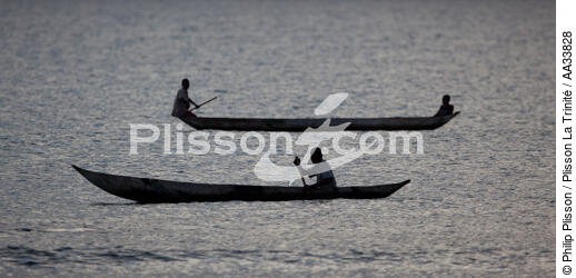 Sainte-Marie island - © Philip Plisson / Plisson La Trinité / AA33828 - Photo Galleries - Fisherman