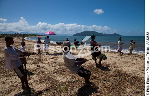 Senne sur la plage de Moroantsetra - © Philip Plisson / Plisson La Trinité / AA33882 - Nos reportages photos - Pêche à la senne