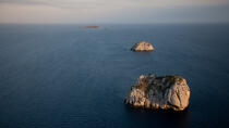 The Mistio archipelago © Philip Plisson / Plisson La Trinité / AA34162 - Photo Galleries - Backlit