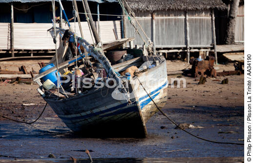 Nosy-Be - © Philip Plisson / Plisson La Trinité / AA34190 - Photo Galleries - Running aground