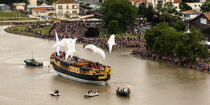 After 15 years of construction, Hermione made her first outing on the Charente before 50,000 spectators. [AT] © Philip Plisson / Plisson La Trinité / AA34909 - Photo Galleries - Rochefort