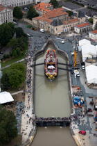 After 15 years of construction, Hermione made her first outing on the Charente before 50,000 spectators. [AT] © Philip Plisson / Plisson La Trinité / AA34944 - Photo Galleries - Rochefort