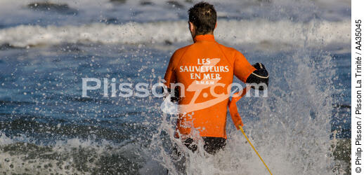 The lifeguards on the beach in Gironde - © Philip Plisson / Plisson La Trinité / AA35045 - Photo Galleries - People