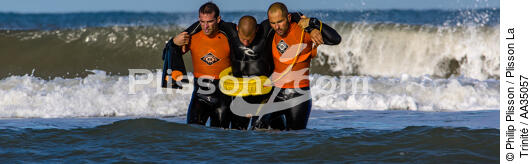 The lifeguards on the beach in Gironde - © Philip Plisson / Plisson La Trinité / AA35057 - Photo Galleries - Lifeboat society