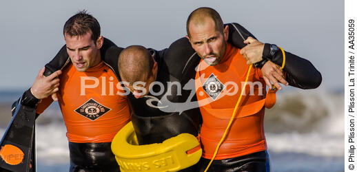 The lifeguards on the beach in Gironde - © Philip Plisson / Plisson La Trinité / AA35059 - Photo Galleries - People