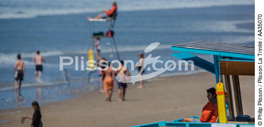 The lifeguards on the beach in Gironde - © Philip Plisson / Plisson La Trinité / AA35070 - Photo Galleries - People