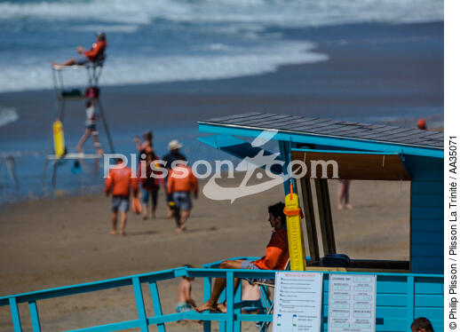 The lifeguards on the beach in Gironde - © Philip Plisson / Plisson La Trinité / AA35071 - Photo Galleries - People