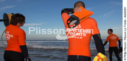The lifeguards on the beach in Gironde - © Philip Plisson / Plisson La Trinité / AA35081 - Photo Galleries - People