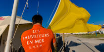 The lifeguards on the beach in Gironde © Philip Plisson / Plisson La Trinité / AA35101 - Photo Galleries - Lifeboat society