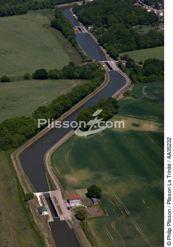 Le Loiret vue du ciel - © Philip Plisson / Plisson La Trinité / AA35232 - Nos reportages photos - Vertical