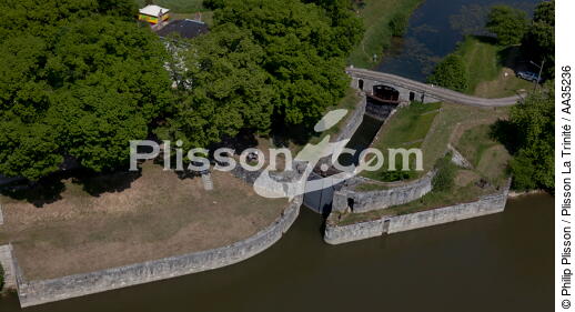 Loiret view of the sky - © Philip Plisson / Plisson La Trinité / AA35236 - Photo Galleries - Lock
