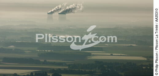 La centrale nucléaire de Dampière en Burly - © Philip Plisson / Plisson La Trinité / AA35310 - Nos reportages photos - Centre