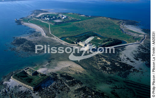 Island Tatihou to Saint-Vaast-la-Hougue - © Philip Plisson / Plisson La Trinité / AA35331 - Photo Galleries - Manche [The]