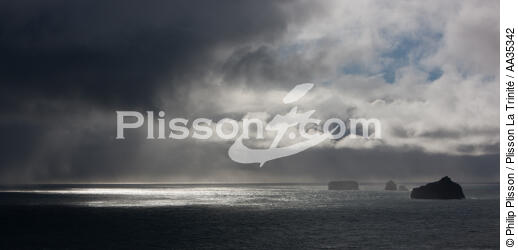 light on the islands Westman - © Philip Plisson / Plisson La Trinité / AA35342 - Photo Galleries - Island (Iceland)
