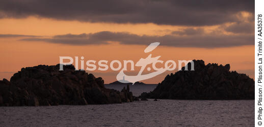 la Sardaigne vue de la mer - © Philip Plisson / Plisson La Trinité / AA35378 - Nos reportages photos - Ile [It]