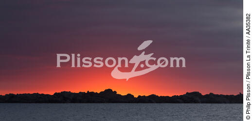 la Sardaigne vue de la mer - © Philip Plisson / Plisson La Trinité / AA35382 - Nos reportages photos - Soleil