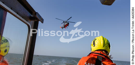 Exercice d'hélitreuillage avec le canot SNSM de Royan - © Philip Plisson / Plisson La Trinité / AA35384 - Nos reportages photos - Sauvetage en mer