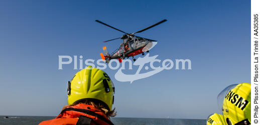Winching exercise with the boat SNSM Royan - © Philip Plisson / Plisson La Trinité / AA35385 - Photo Galleries - Helicopter