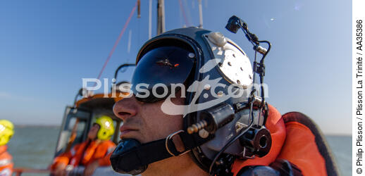 Winching exercise with the boat SNSM Royan - © Philip Plisson / Plisson La Trinité / AA35386 - Photo Galleries - Helicopter