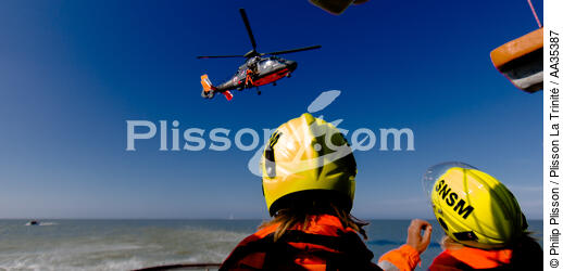 Exercice d'hélitreuillage avec le canot SNSM de Royan - © Philip Plisson / Plisson La Trinité / AA35387 - Nos reportages photos - Sauvetage en mer