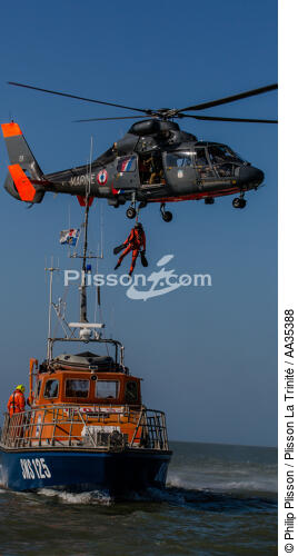 Winching exercise with the boat SNSM Royan - © Philip Plisson / Plisson La Trinité / AA35388 - Photo Galleries - Military helicopter