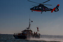 Winching exercise with the boat SNSM Royan © Philip Plisson / Plisson La Trinité / AA35389 - Photo Galleries - Lifeboat society