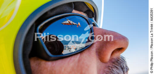 Exercice d'hélitreuillage avec le canot SNSM de Royan - © Philip Plisson / Plisson La Trinité / AA35391 - Nos reportages photos - Transport aérien