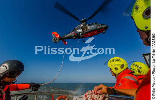 Exercice d'hélitreuillage avec le canot SNSM de Royan - © Philip Plisson / Plisson La Trinité / AA35393 - Nos reportages photos - Transport aérien