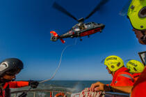 Winching exercise with the boat SNSM Royan © Philip Plisson / Plisson La Trinité / AA35393 - Photo Galleries - Lifeboat society