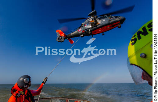Exercice d'hélitreuillage avec le canot SNSM de Royan - © Philip Plisson / Plisson La Trinité / AA35394 - Nos reportages photos - Sauvetage en mer