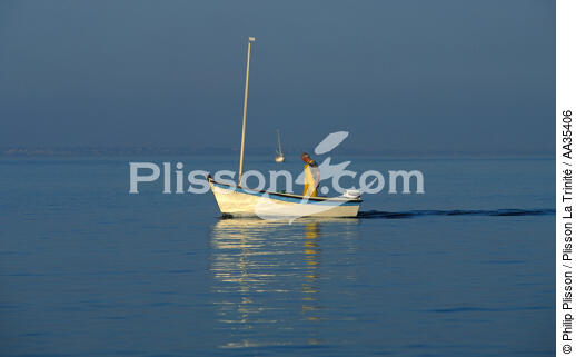 Small fishing - © Philip Plisson / Plisson La Trinité / AA35406 - Photo Galleries - Rowing boat