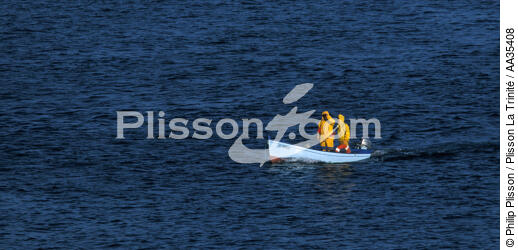 Petite pêche devant Belle-Ile - © Philip Plisson / Plisson La Trinité / AA35408 - Nos reportages photos - Pêche