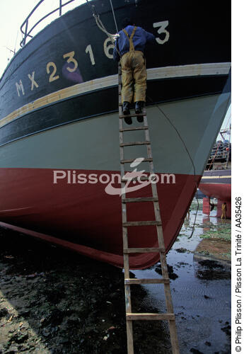 Bateau de pêche en réparation à Roscoff - © Philip Plisson / Plisson La Trinité / AA35426 - Nos reportages photos - Bateau de pêche