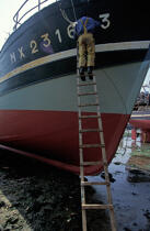 Fishing boat repair Roscoff © Philip Plisson / Plisson La Trinité / AA35426 - Photo Galleries - Shipyards