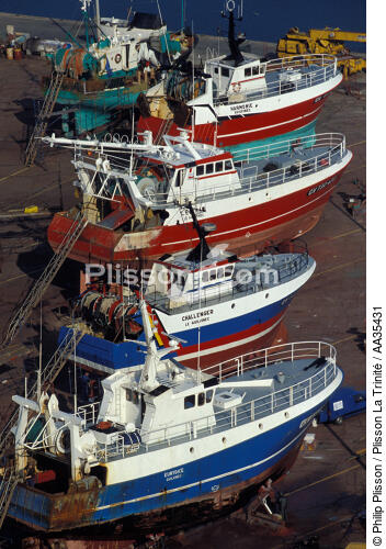 Bateaux de pêche en réparation au Guilvinec - © Philip Plisson / Plisson La Trinité / AA35431 - Nos reportages photos - Chantier naval