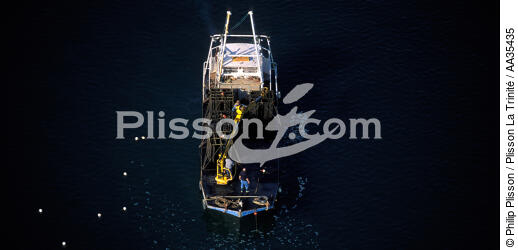 Pontoon oyster - © Philip Plisson / Plisson La Trinité / AA35435 - Photo Galleries - Lighter used by oyster farmers