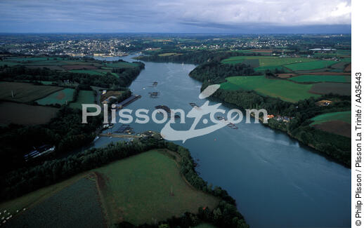 L'élevage aquacole du Carpont sur la rivière du Jaudy - © Philip Plisson / Plisson La Trinité / AA35443 - Nos reportages photos - Hydrologie