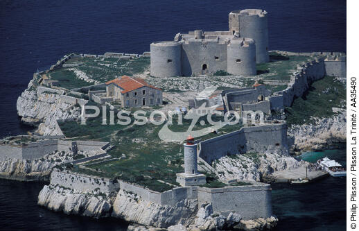 If Castle island and his lighthouse - © Philip Plisson / Plisson La Trinité / AA35490 - Photo Galleries - French Lighthouses