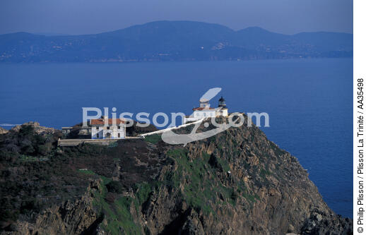 Titan lighthouse on the Levant island - © Philip Plisson / Plisson La Trinité / AA35498 - Photo Galleries - Titan lighthouse