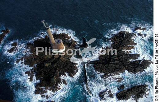 Le phare des Roches Douvres - © Philip Plisson / Plisson La Trinité / AA35499 - Nos reportages photos - Signalisation maritime