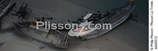 Epaves sur le Blavet - © Philip Plisson / Plisson La Trinité / AA35512 - Nos reportages photos - Cimetière marin