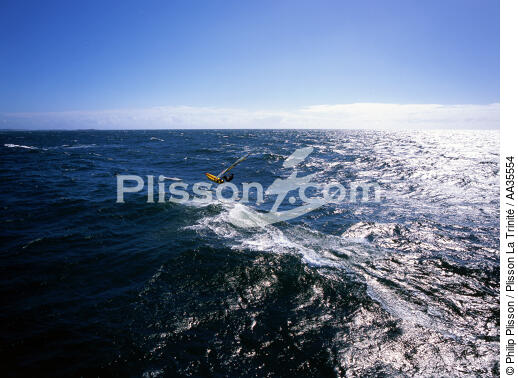 WIndsurf in La Torche cap - © Philip Plisson / Plisson La Trinité / AA35554 - Photo Galleries - Windsurfing