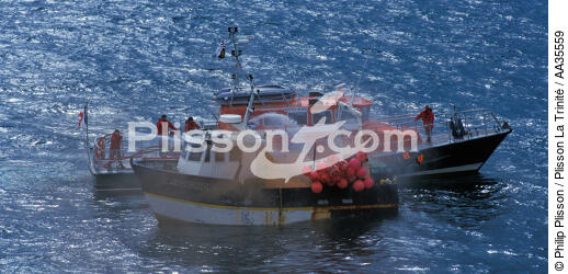 Incendie sur un bateau de pêche près de l'Aber Wrac'h - © Philip Plisson / Plisson La Trinité / AA35559 - Nos reportages photos - Pêche