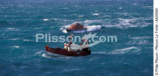 Retour au port sur une mer agitée - © Philip Plisson / Plisson La Trinité / AA35560 - Nos reportages photos - Pêche