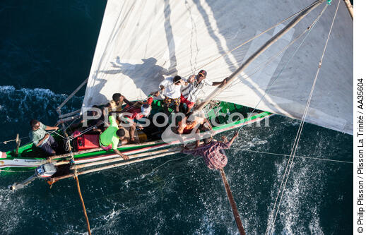 Madagascar North West coast - © Philip Plisson / Plisson La Trinité / AA35604 - Photo Galleries - Rowing boat