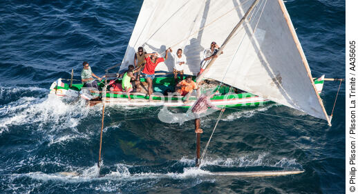 Madagascar North West coast - © Philip Plisson / Plisson La Trinité / AA35605 - Photo Galleries - Rowing boat