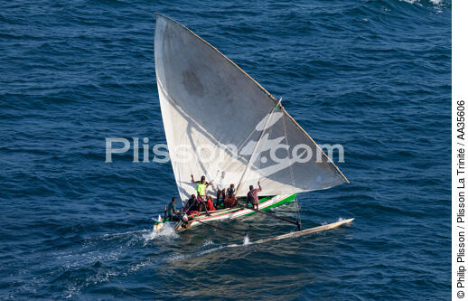 Madagascar North West coast - © Philip Plisson / Plisson La Trinité / AA35606 - Photo Galleries - Rowing boat