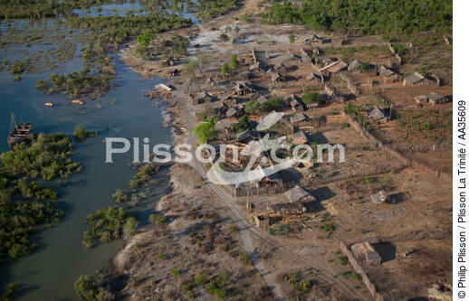 Madagascar North West coast - © Philip Plisson / Plisson La Trinité / AA35609 - Photo Galleries - Village